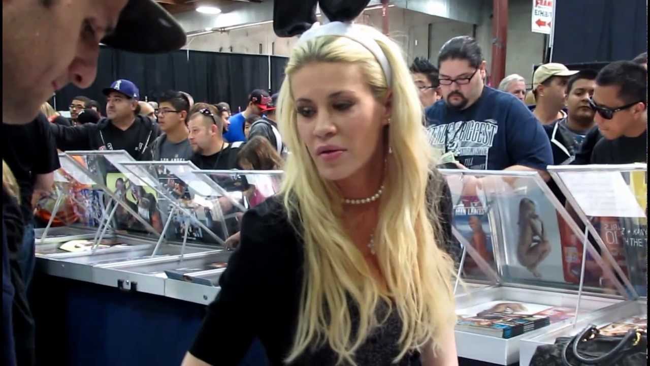 WWE - Ashley Massaro Signing Autographs