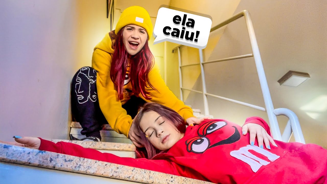 A NICOLLY CAIU DA ESCADA!!