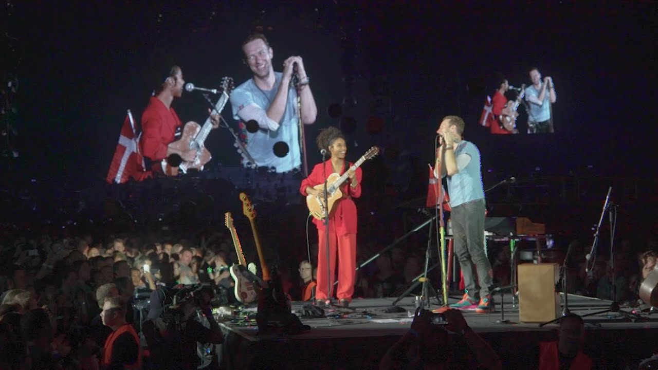 Coldplay - Sometimes It Snows In April (Live in Copenhagen, w/ Lianne La Havas)