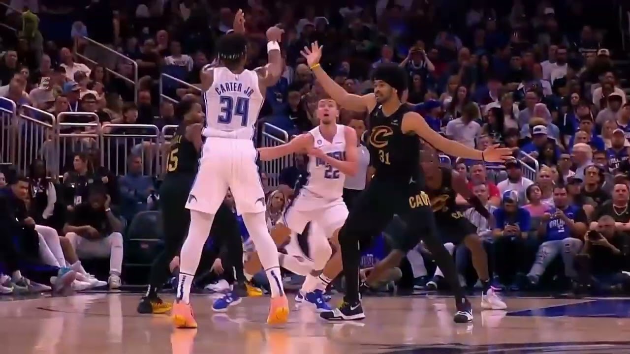 Markelle Fultz finishes the 1 handed alley-oop