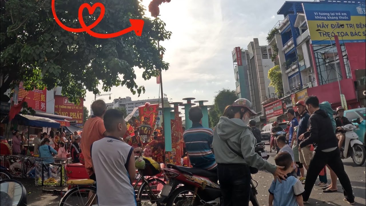Múa Lân Dragon Acrobatic Pole Climb Street Performers in Busy Traffic of Vietnam #show #stunt