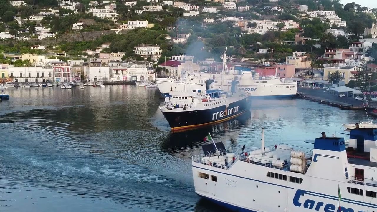 Ischia, navi Caremar e Medmar in uscita dal Porto