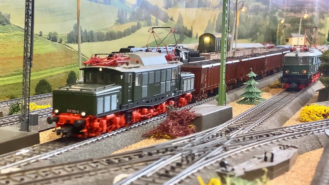 Märklin H0 39991 - E Lok E94 DR DDR BR 254 ESU LokSound + 46911 Güterzug