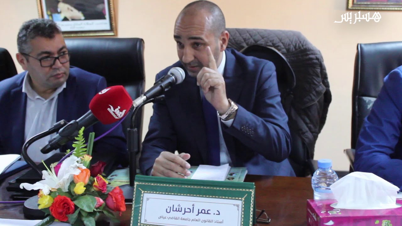 أكاديميون يناقشون 