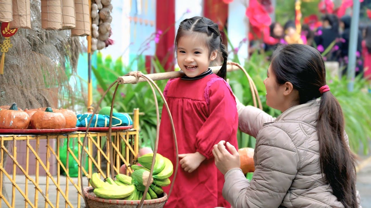 On Nhi's festival day, dried rice noodles were brought to the market to be sold.