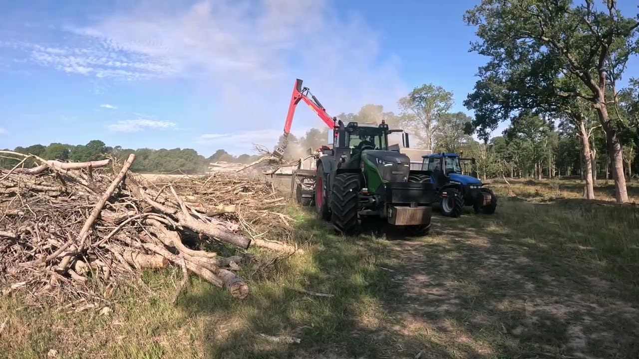 Chipping with a 1050 FENDT & New Holland TM165!! 