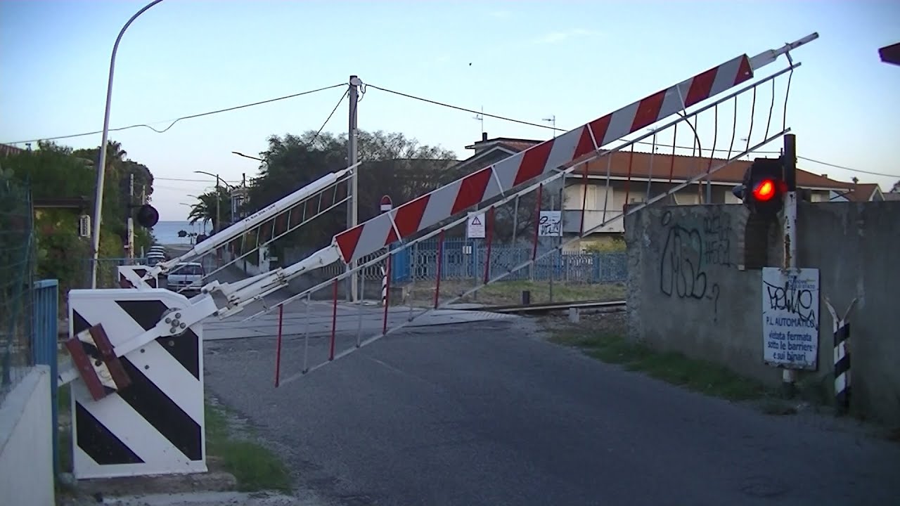 Spoorwegovergang Montepaone Lido (I) // Railroad crossing // Passaggio a livello