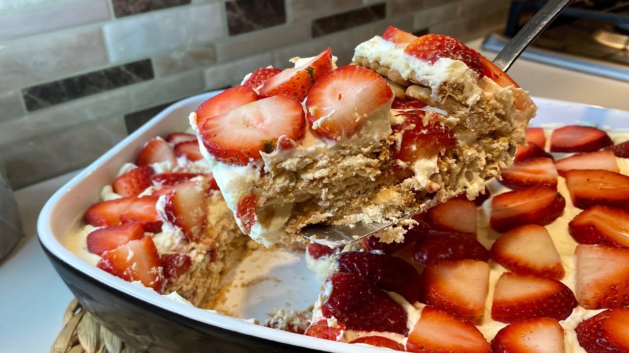 طبقات البسكوت و الكريمه بالفراولة ،layers of biscuits, cream and strawberries