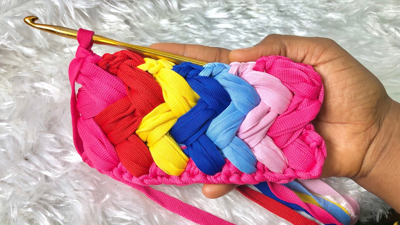 Switch colors in a Crochet Marshmallow/Puff Stitch #diycrafts #crochetbag