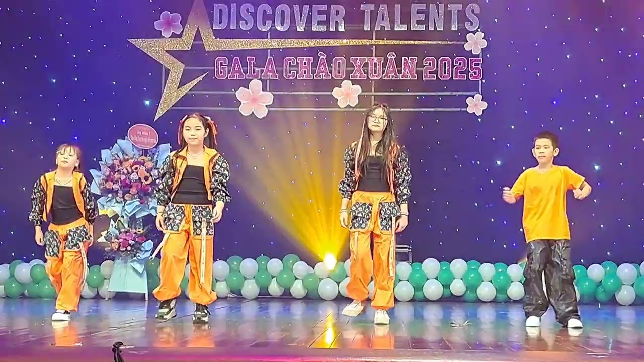 Gấu nhảy trong buổi báo cáo