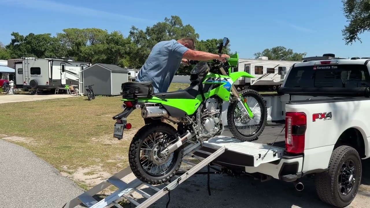 Załadunek mojego KLX 300 do bagażnika o szerokości 37 cali za pomocą #STEPRAMP