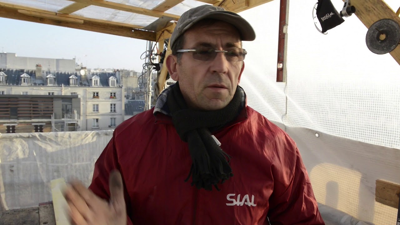 Les savoir-faire des couvreurs parisiens. Un chantier de couverture en zinc (15')