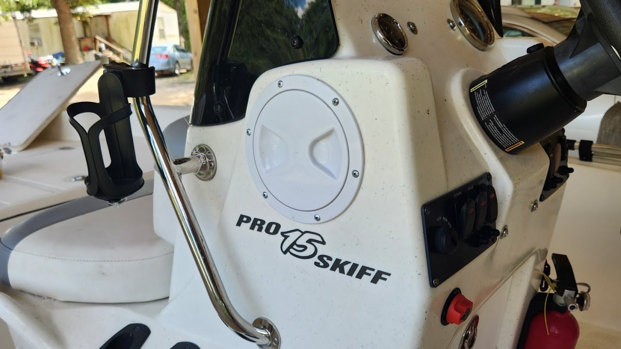 Mako Pro-Skiff 15 / I installed a dry storage in my center console