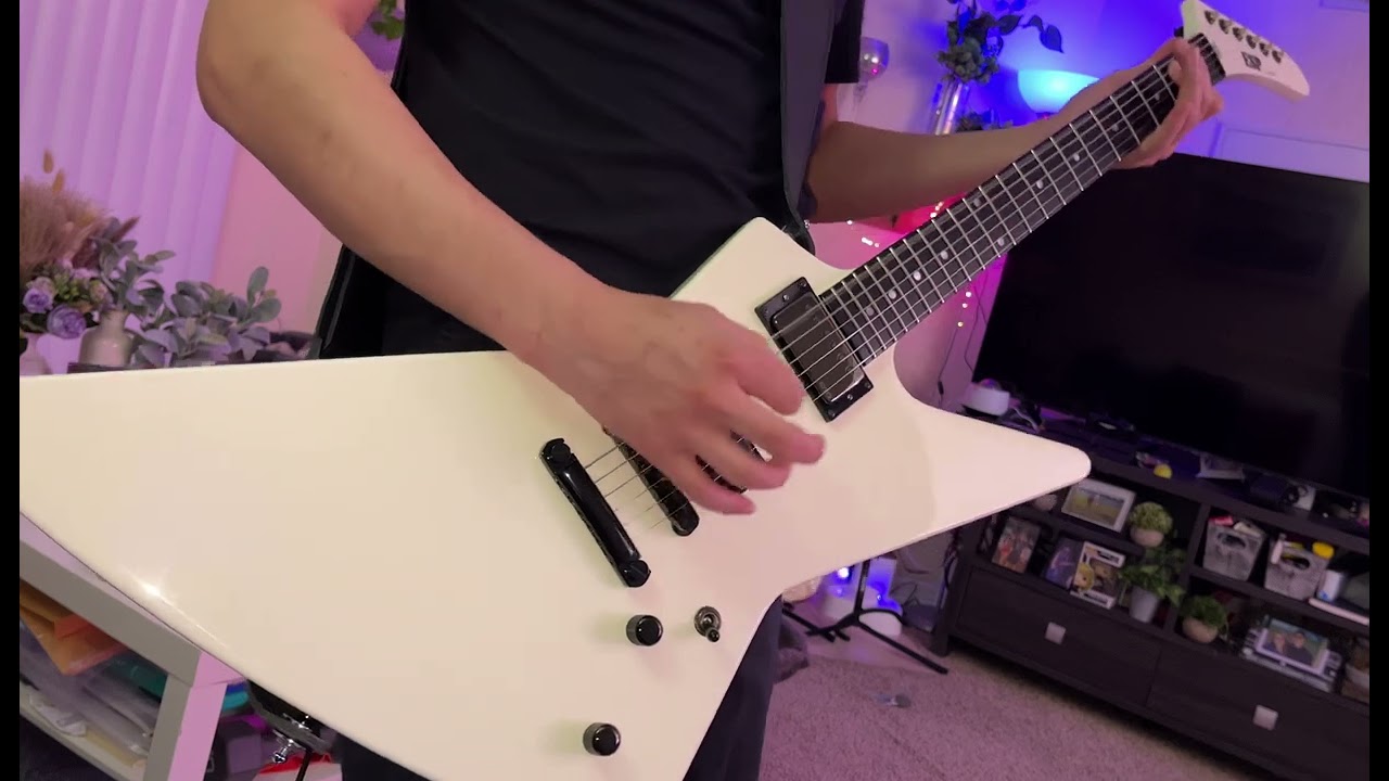 Playing heavy guitar riff but with the lowest gain possible !