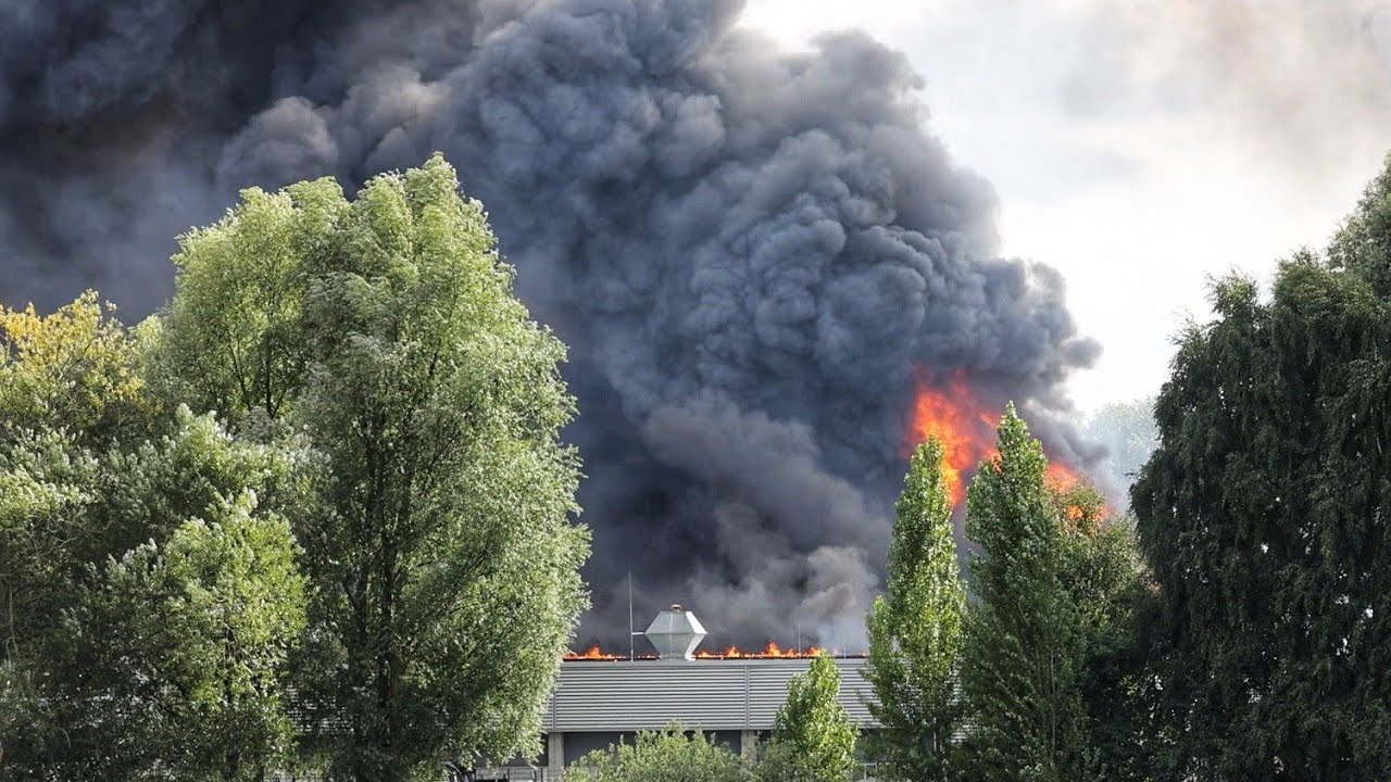 [Mehrere Lagerhallen brennen nach Explosion in Hamburg!] Einsatzfahrten zum Großfeuer in Hamburg