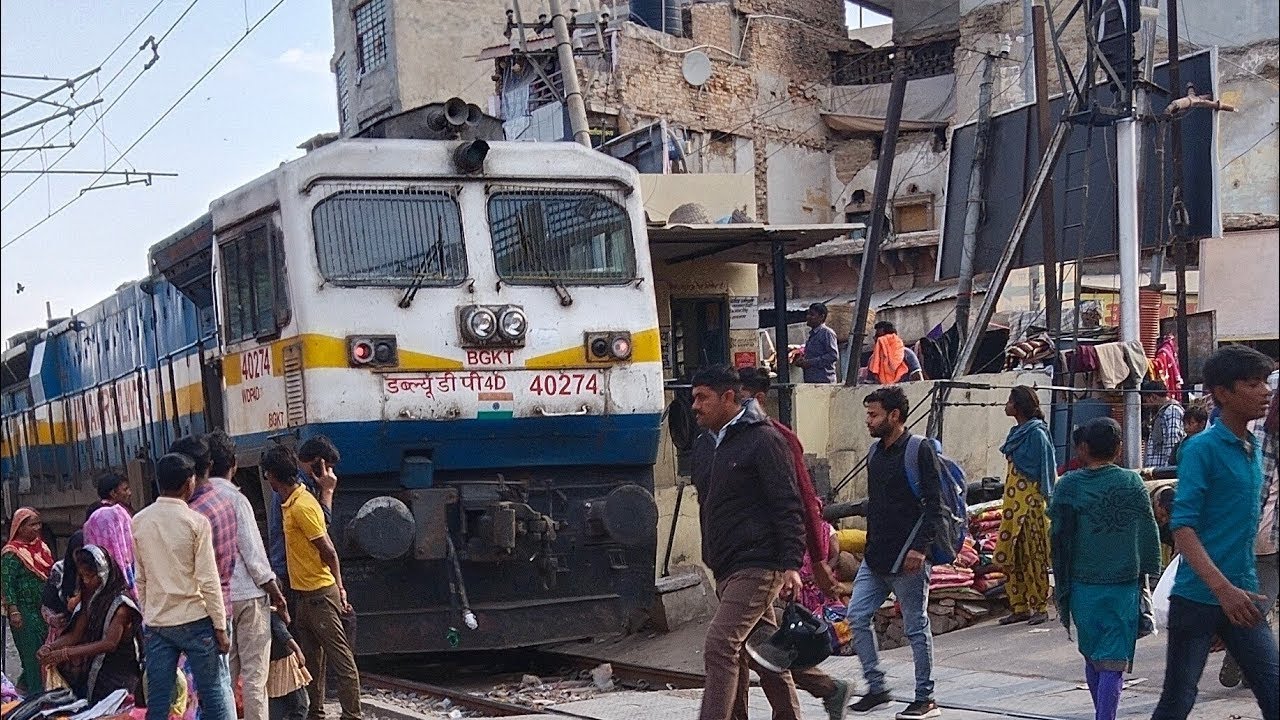 🤩.  भरे बाजार के बीच से गुजरती ट्रेन#indianrailways #railway #incredibleindia #trains
