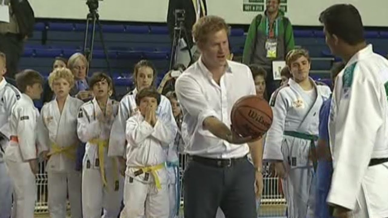 Cheering crowd greets Prince Harry in Belo Horizonte