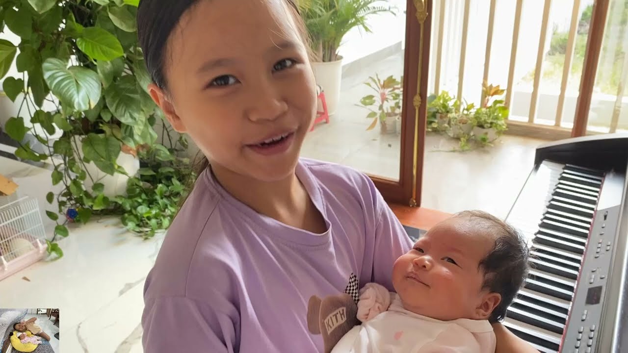 Bé kẹo 2 tháng tuổi hóng chuyện ro ro, đáng yêu vô cùng