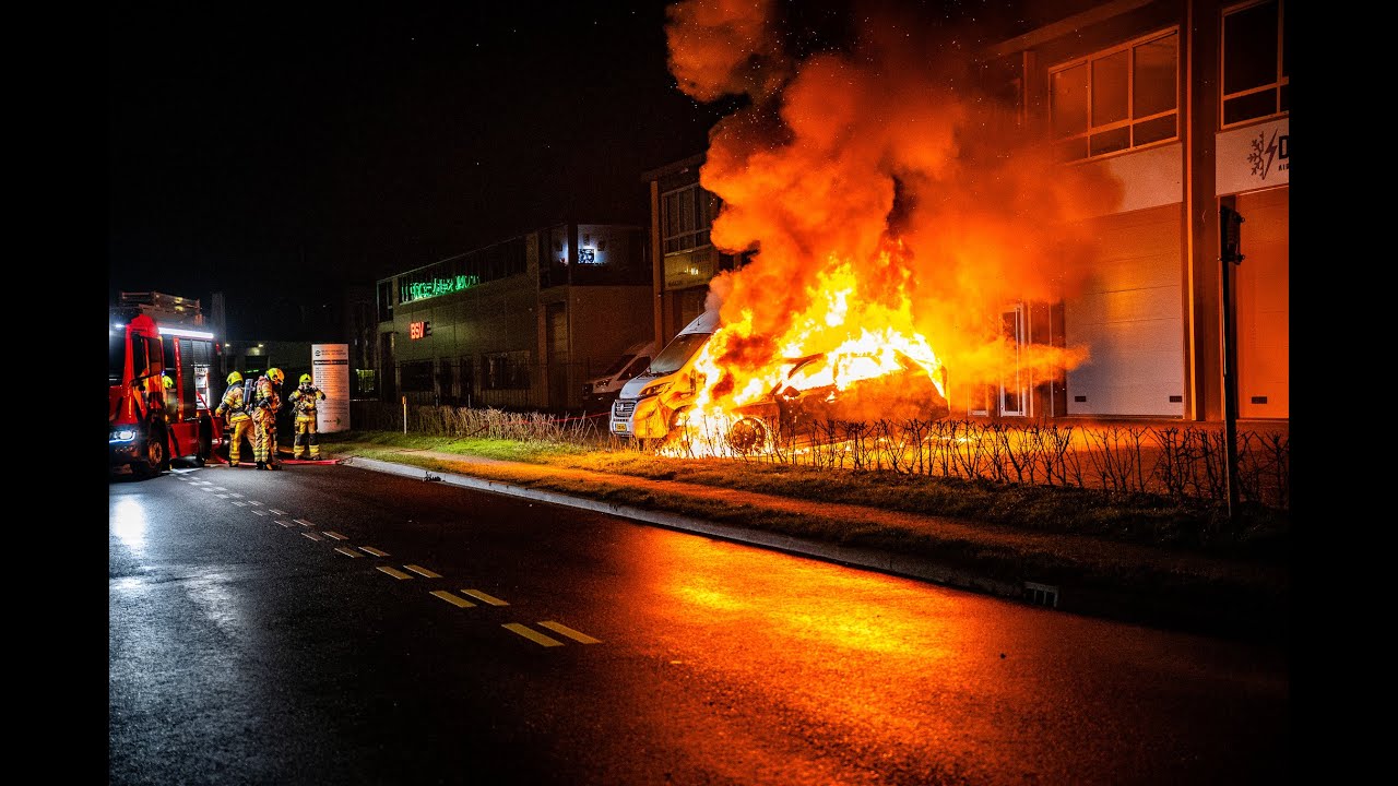Peperdure auto verwoest door vlammenzee