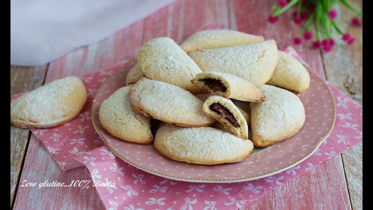 Biscotti mezzaluna ripieni di nutella, senza glutine e senza burro