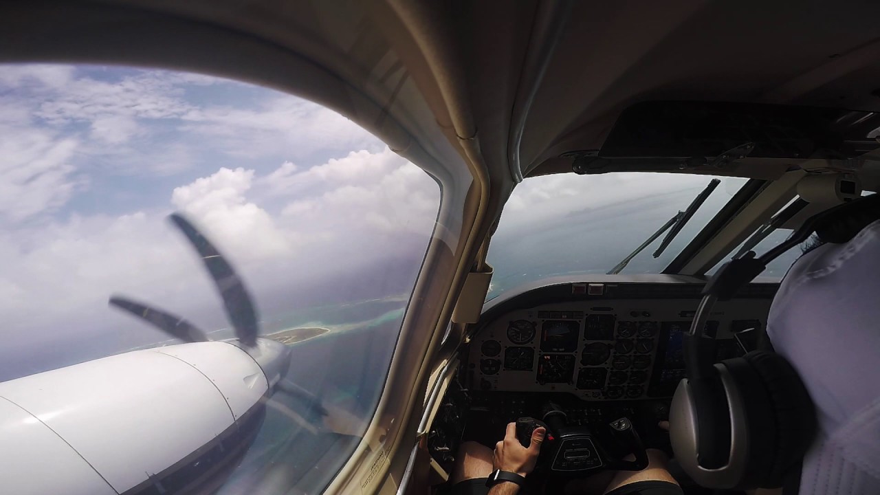Landing in Los Roques - King Air B100