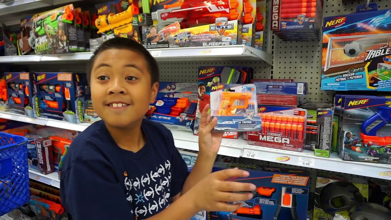 TOYS"R"US покупает оружие NERF | Джейсон покупает 11 пистолетов Nerf, чтобы расширить свой арсенал