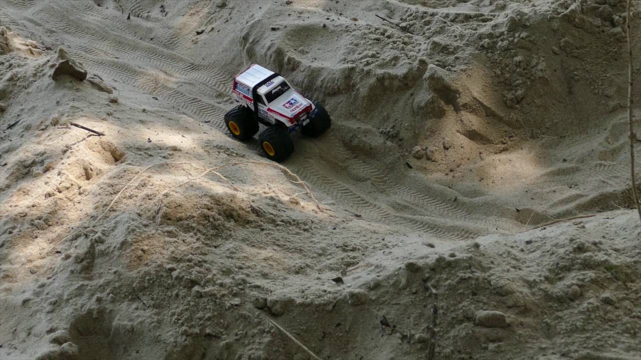 Tamiya Mini Lunch Box vs Min Hi Lux