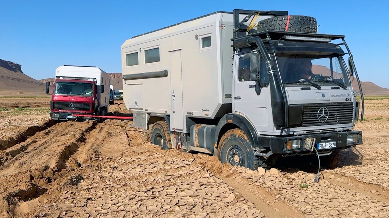 Trucks stecken im Sand - Marokko Expedition, Bergung von EXMOs in der Wüste mit MAN HX60 Overlander