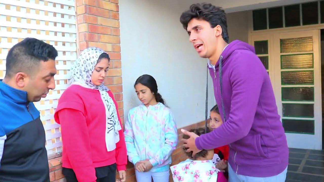 بنت صغيره بتحب الالعاب اكتر من المذاكره !!