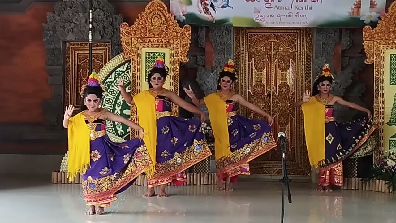 Ulan menari di acara Bulan Bahasa Bali di Desa Selat
