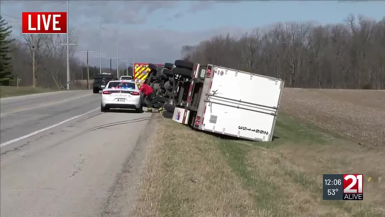 Перевернувшийся грузовик на трассе US 33