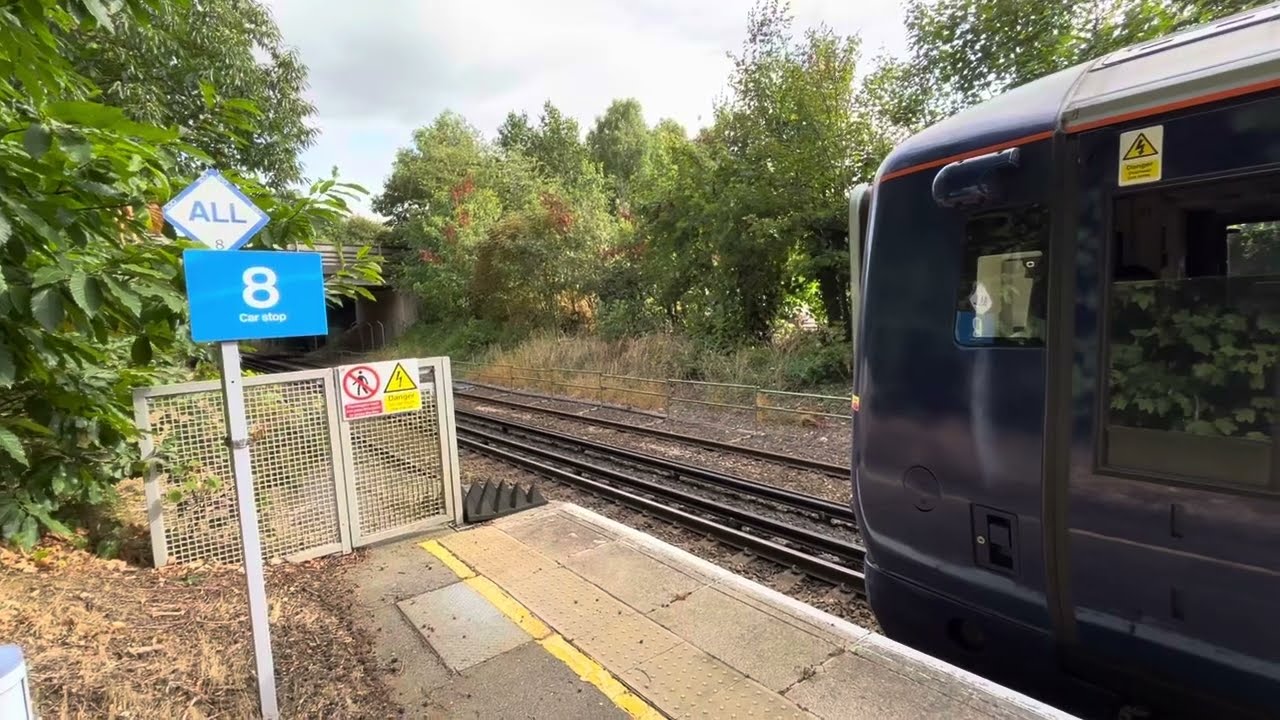 West Malling Railway Station | A small look around the station & some trains arriving snd departing!