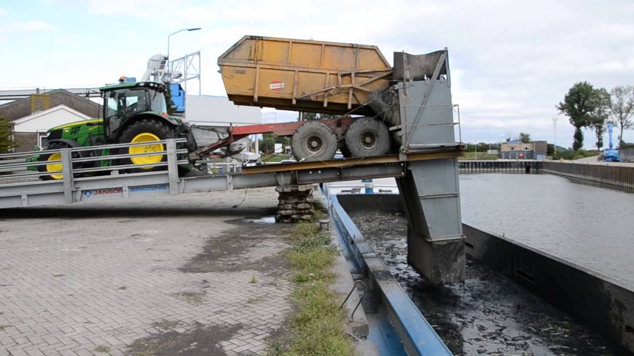 Laurant Groep - Lossen bagger op binnenvaartschip