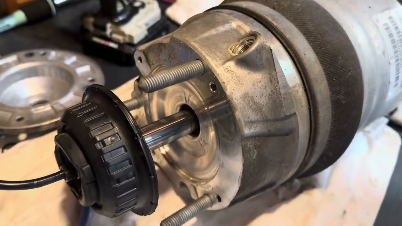 Porsche Cayenne 958 air strut suspension rebuild repair leak fix Part 1