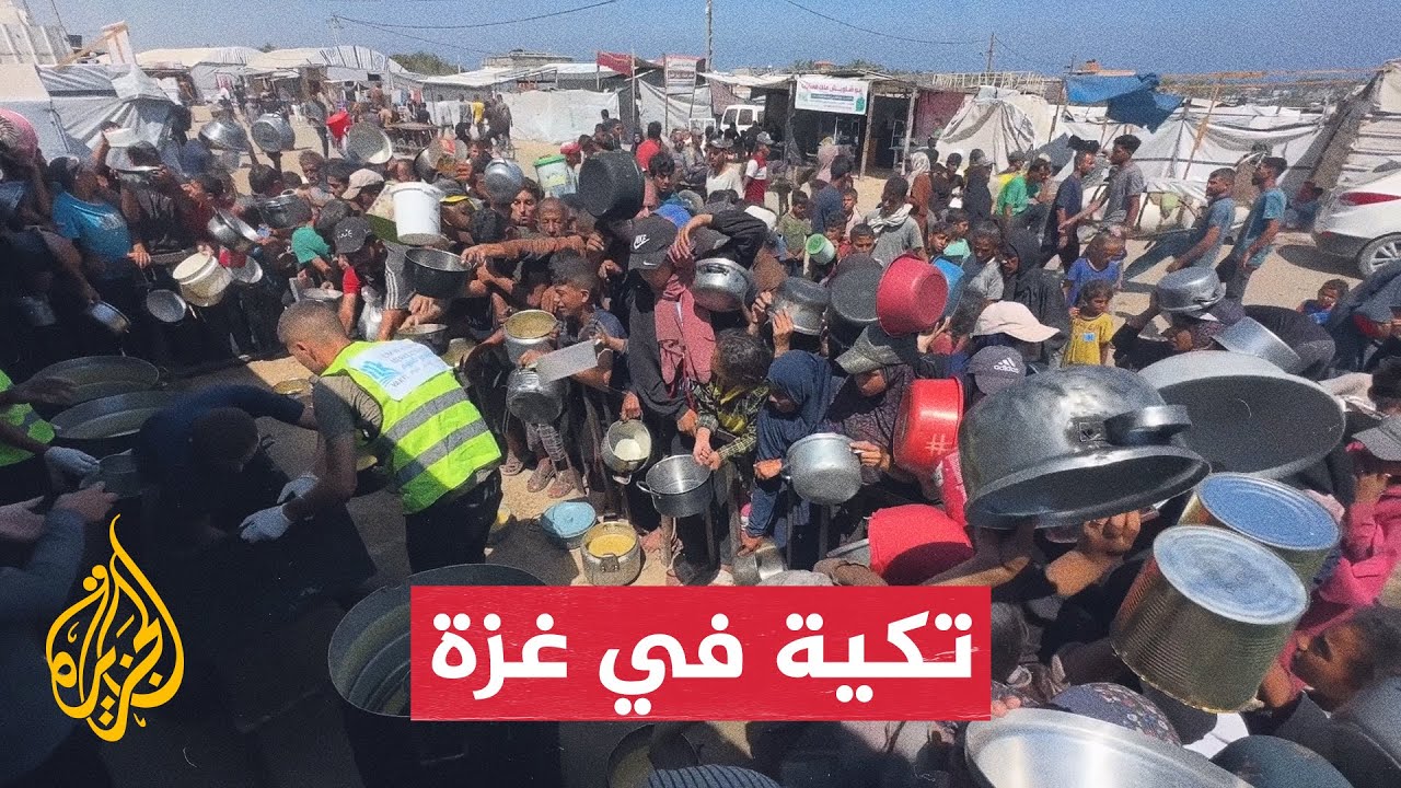 حشود أمام تكية خيرية لتوزيع الطعام على النازحين في مدينة غزة