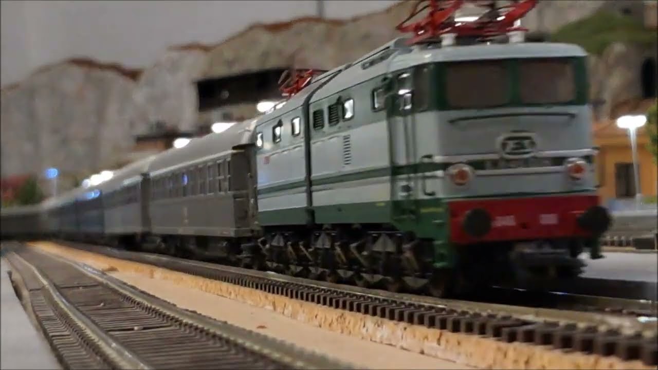 FS Direttissimo 532 Freccia Dei Due Mari Ancona - Livorno  anno 1976