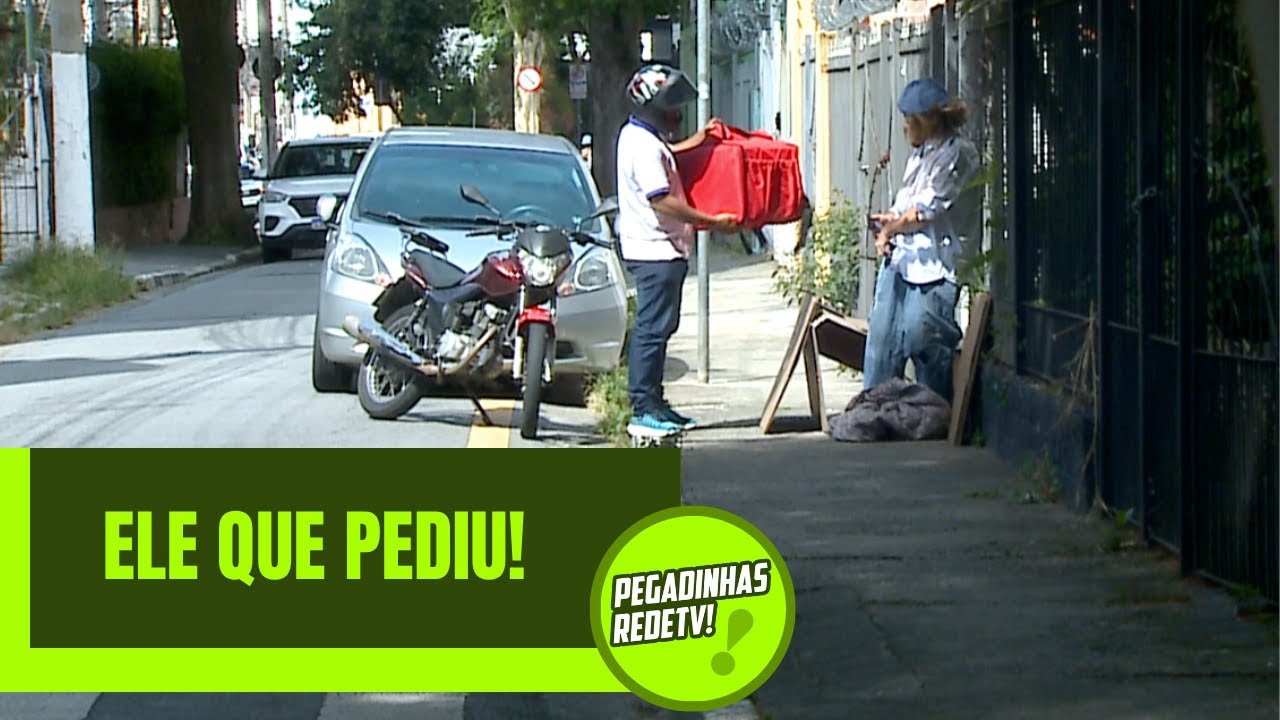 ELE PEDIU PELO APLICATIVO… MAS ERA UM MORADOR DE RUA! | Pegadinhas RedeTV!