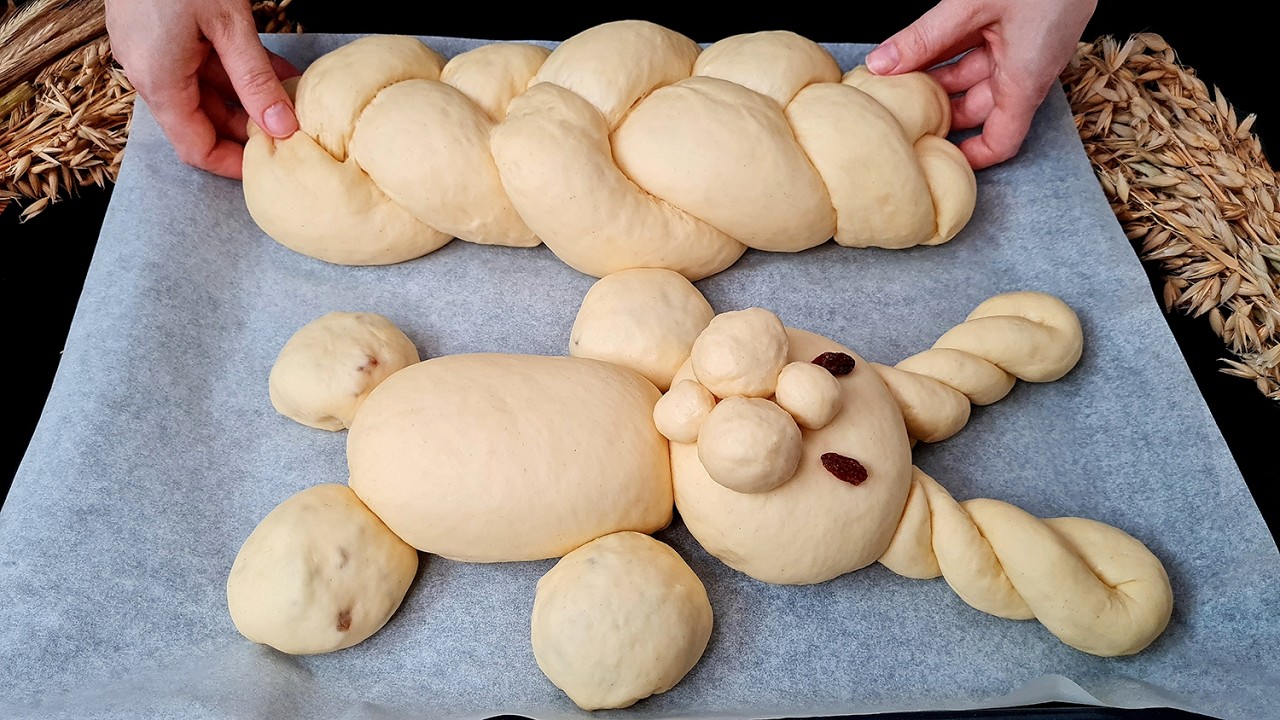 Выпекать дрожжевую конус или пасхальную косичку и пасхальные кролики с миндалем