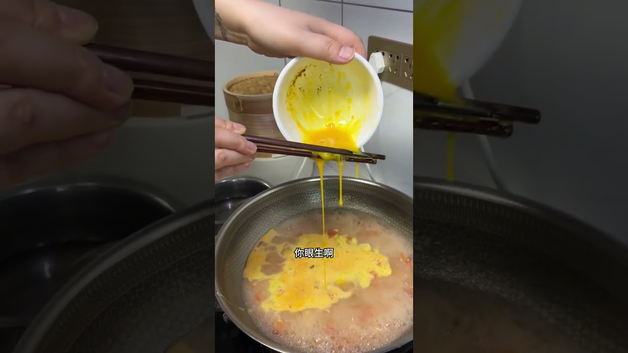清晨厨房叮叮当当，冯至诚专心做着干瘪豆角，装进饭盒带去上班，爱意在三餐四季里疯长#干瘪豆角 #柴米油盐烟火气 #厨房里的欢乐时光