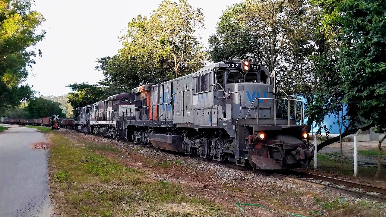 TREM CARREGADO EM FORMAÇÃO LOCOTROL COM CALCÁRIO E CLINQUER E TREM VAZIO NA ZONA RURAL DE PERDÕES!