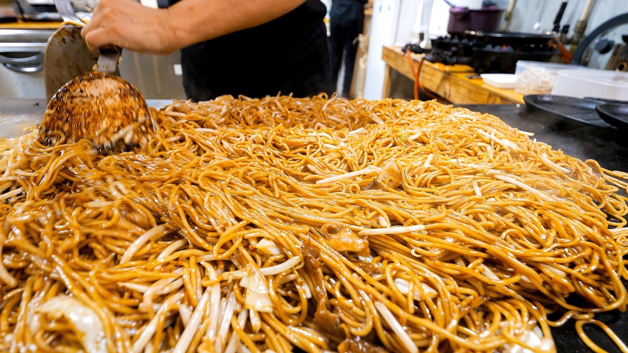 総重量４キロの巨大焼きそばに圧巻。。同一料金で５玉食べれるコスパMAX食堂。