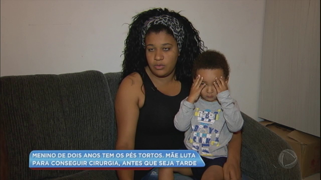 Criança que nasceu com os pés tortos precisa de cirurgia para levar uma vida normal