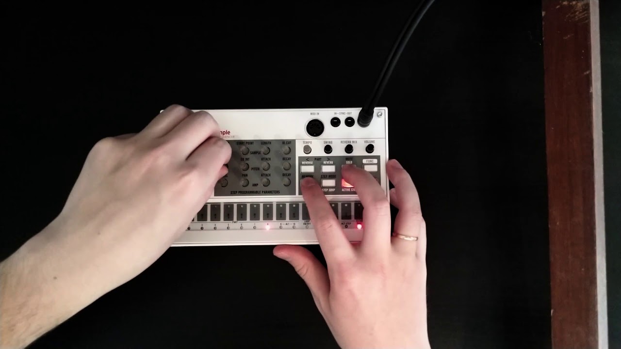 Groovin' that Korg Volca Sample [Live Jam]