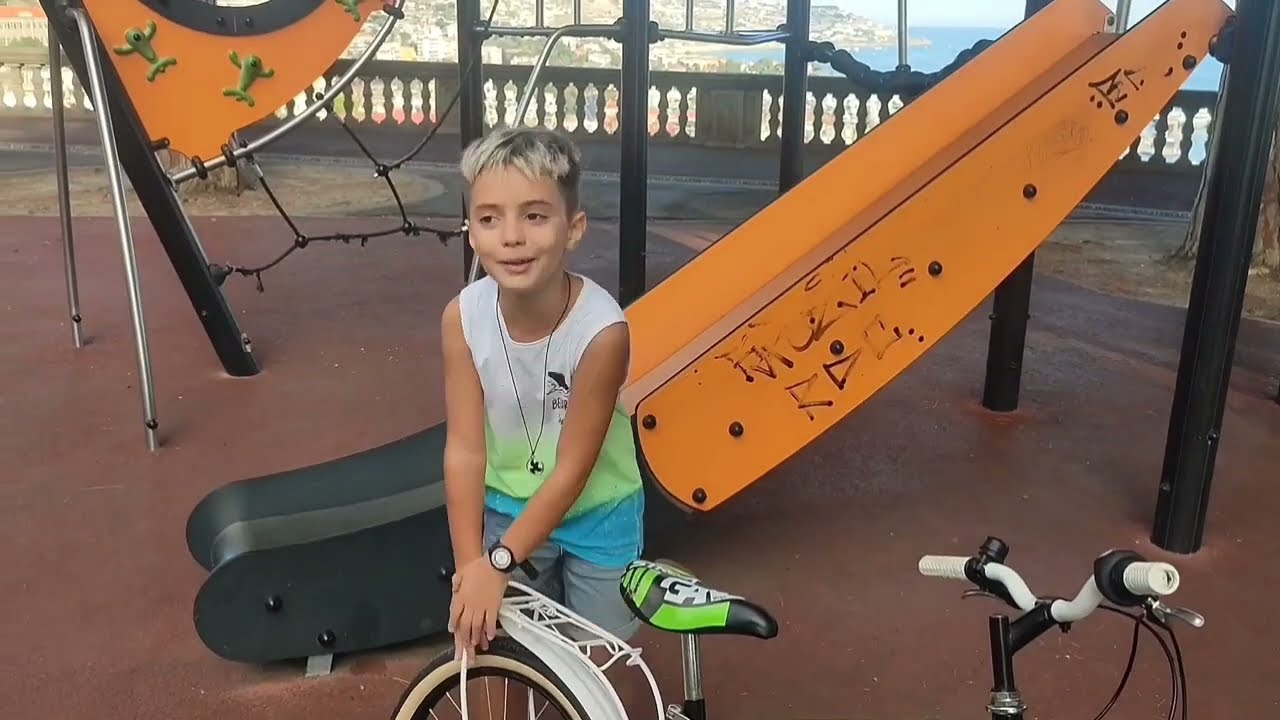 Италия🥰Лето.Энрико учит деток кататься на двухколесном велосипеде.
