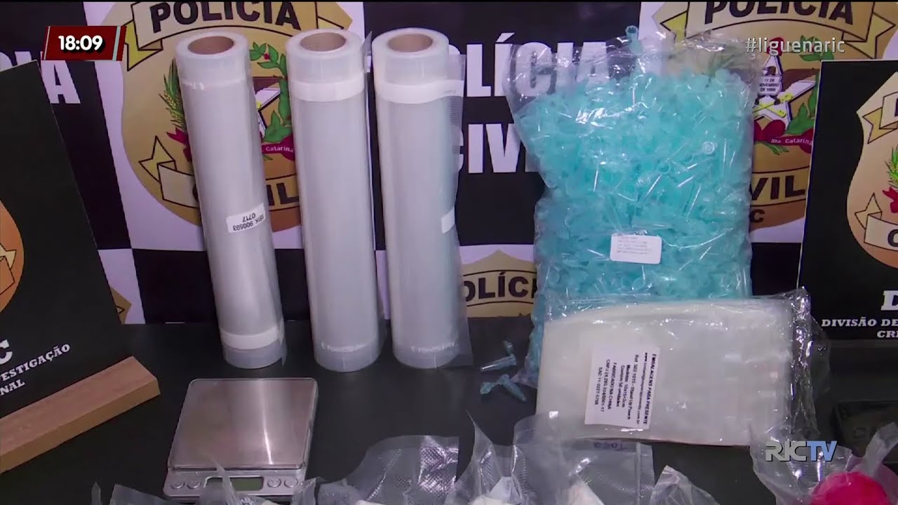 Homem é preso com drogas, armas e mais de R$ 100 mil em Blumenau