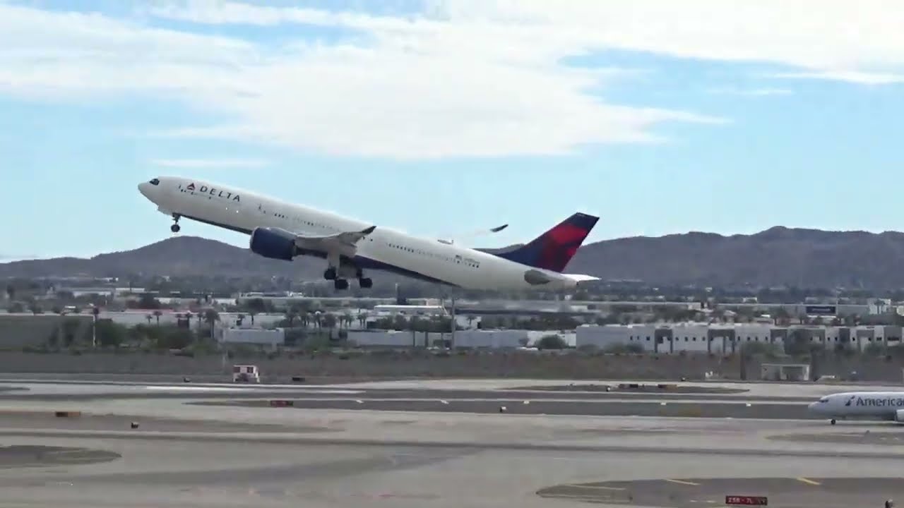 [HD] Awesome spotting from T3! #planespotting #travel #landing #a350