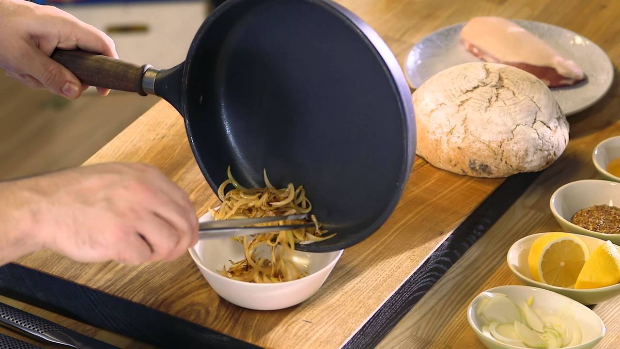 Széll Tamás - Kacsamelles szendvics marinált uborkával, sült hagymával, balzsamecettel