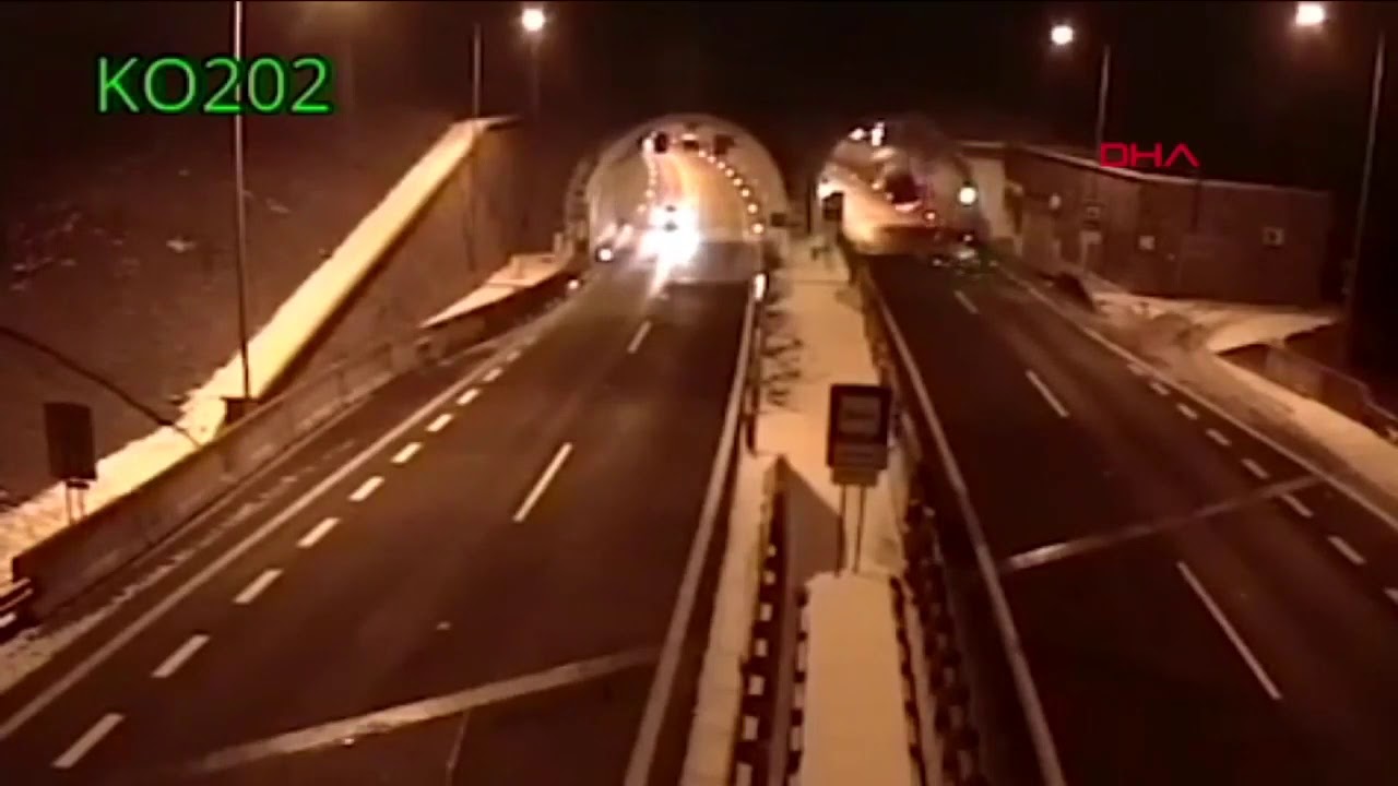 T&uuml;nelin tavanına &ccedil;arptı - Aksiyon filmlerini aratmayan kaza - İnanılmaz kaza