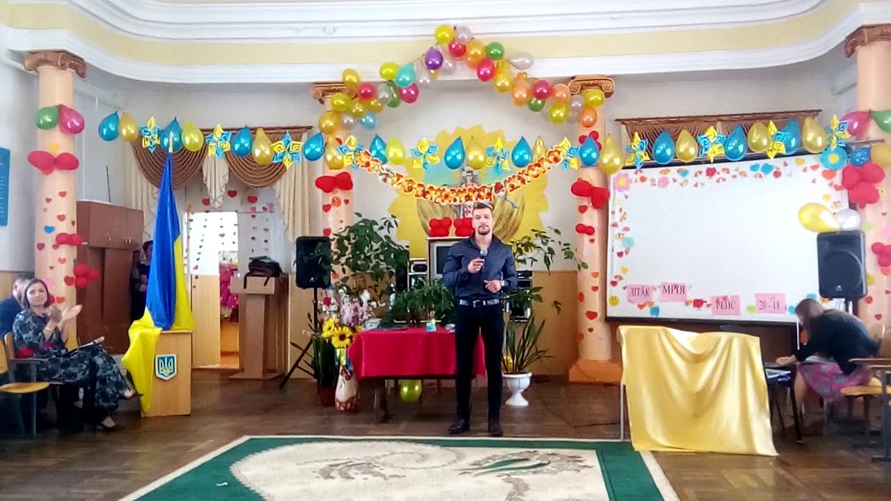 Останній дзвоник Іванівська школа –інтернат . Вчитель музики вітає випускників шеоли.