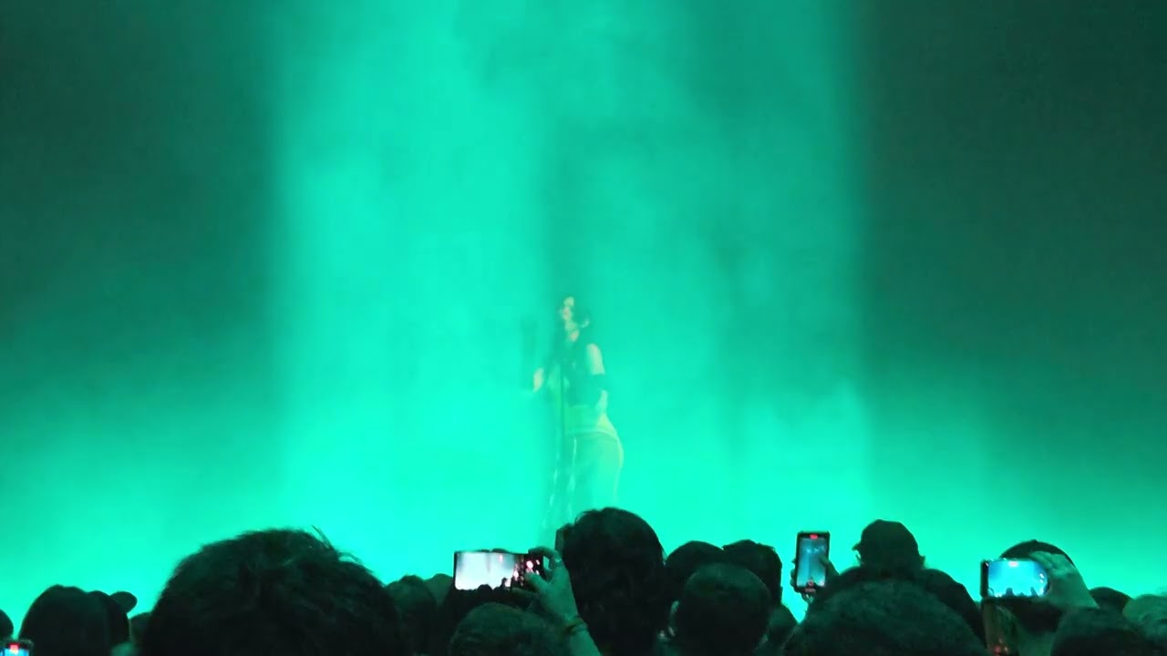 Caroline Polachek - On the Beach - First Live Performence - Death Stranding: World Strand Tour 2